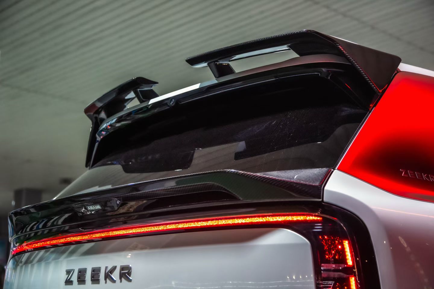 ZEEKR 9X rear spoiler detail